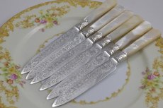 画像8: 1901年　手彫り　純銀貝のフェルール　白蝶貝ハンドル　デザートカトラリー　12組セット (8)