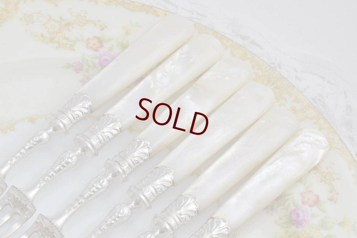 画像18: 1901年　手彫り　純銀貝のフェルール　白蝶貝ハンドル　デザートカトラリー　12組セット (18)