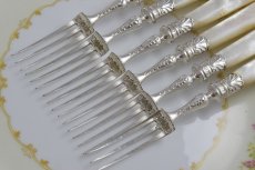 画像17: 1901年　手彫り　純銀貝のフェルール　白蝶貝ハンドル　デザートカトラリー　12組セット (17)