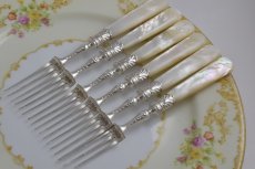 画像16: 1901年　手彫り　純銀貝のフェルール　白蝶貝ハンドル　デザートカトラリー　12組セット (16)