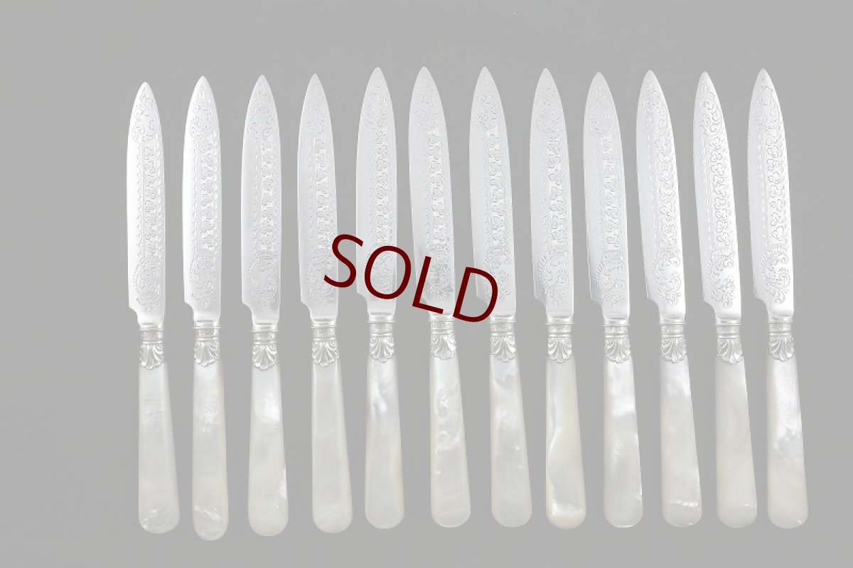 画像2: 1901年　手彫り　純銀貝のフェルール　白蝶貝ハンドル　デザートカトラリー　12組セット (2)