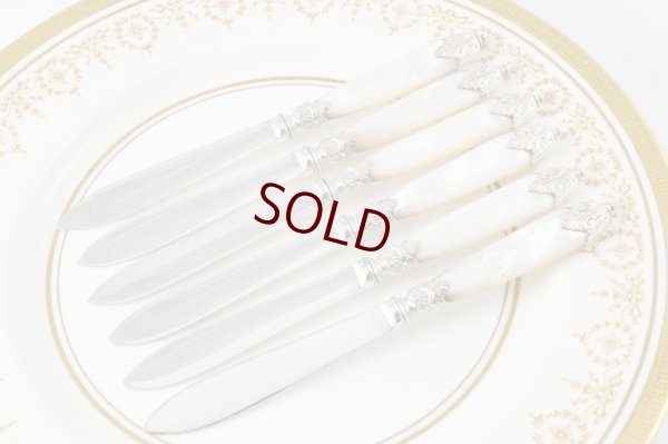 画像4: 1900年前後　シルバープレート　ロココスタイル　白蝶貝ハンドル　スコーンナイフセット