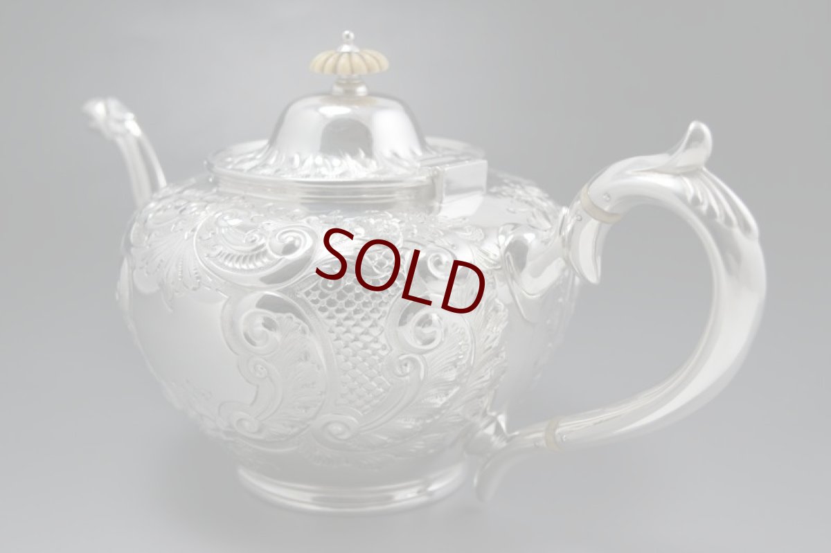 画像4: ヴィクトリアンロココ　ハンドチェイスド　スクロールとお花の彫刻ティーポット (4)