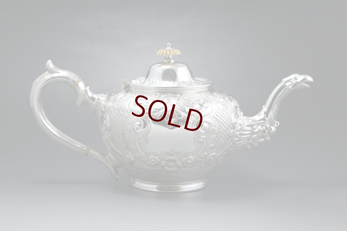 画像2: ヴィクトリアンロココ　ハンドチェイスド　スクロールとお花の彫刻ティーポット (2)