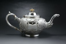 画像2: ヴィクトリアンロココ　ハンドチェイスド　スクロールとお花の彫刻ティーポット (2)