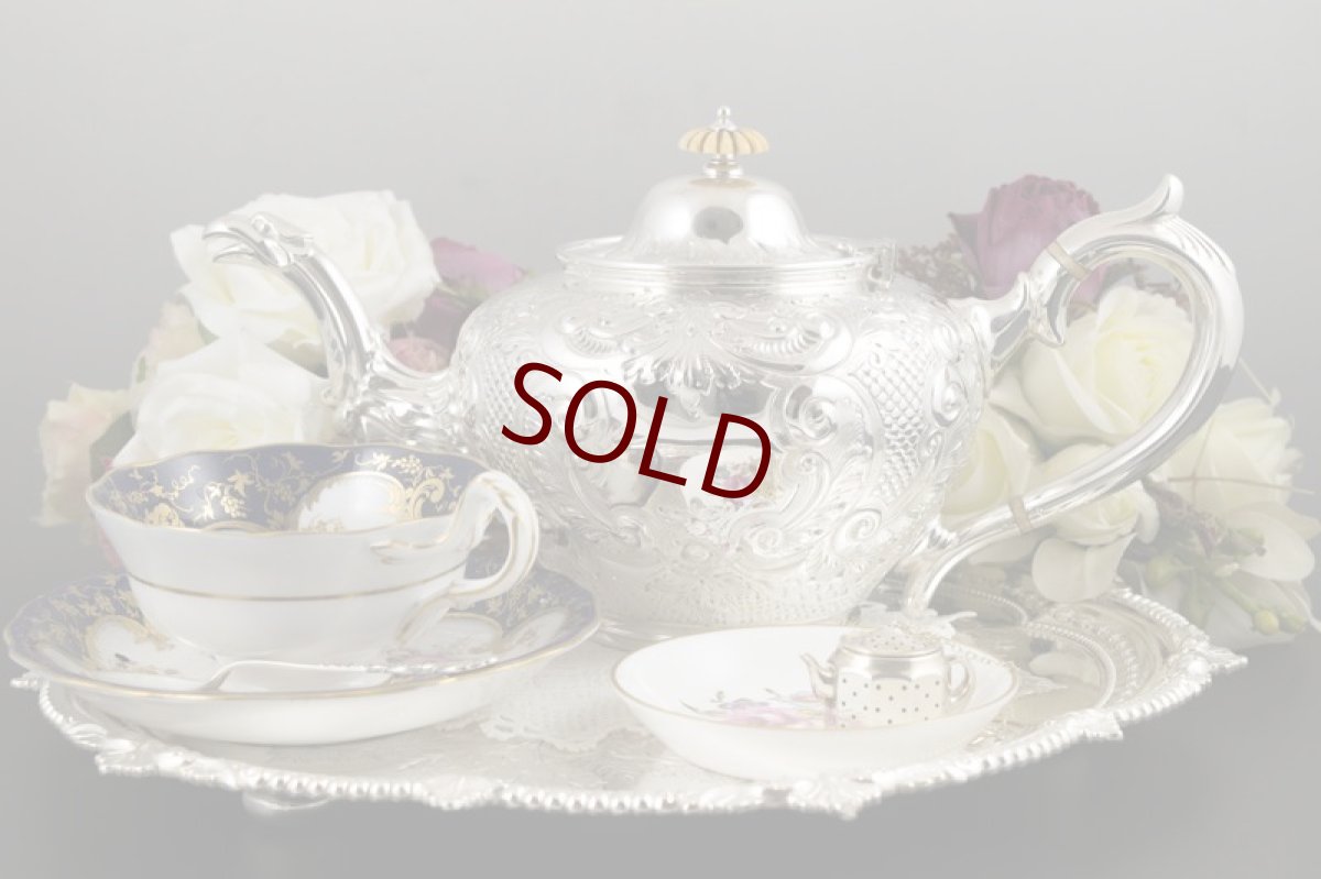 画像1: ヴィクトリアンロココ　ハンドチェイスド　スクロールとお花の彫刻ティーポット (1)