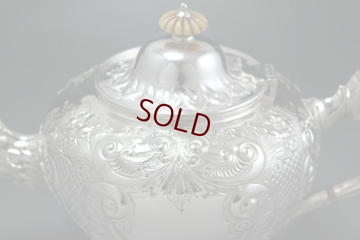 画像5: ヴィクトリアンロココ　ハンドチェイスド　スクロールとお花の彫刻ティーポット (5)