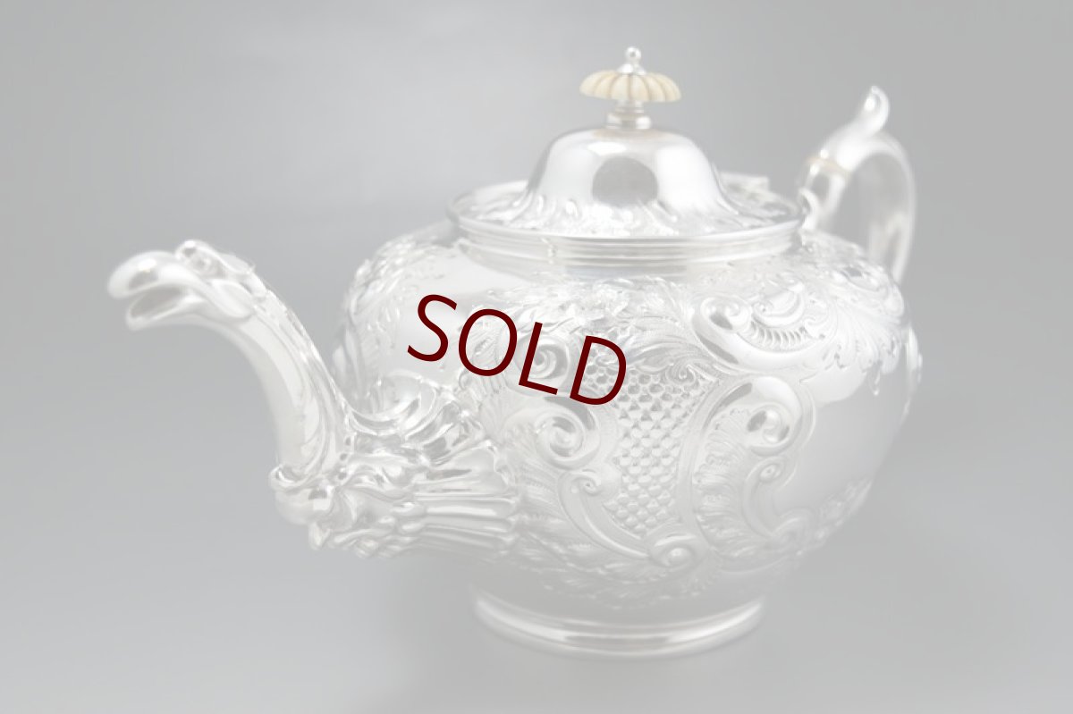 画像3: ヴィクトリアンロココ　ハンドチェイスド　スクロールとお花の彫刻ティーポット (3)