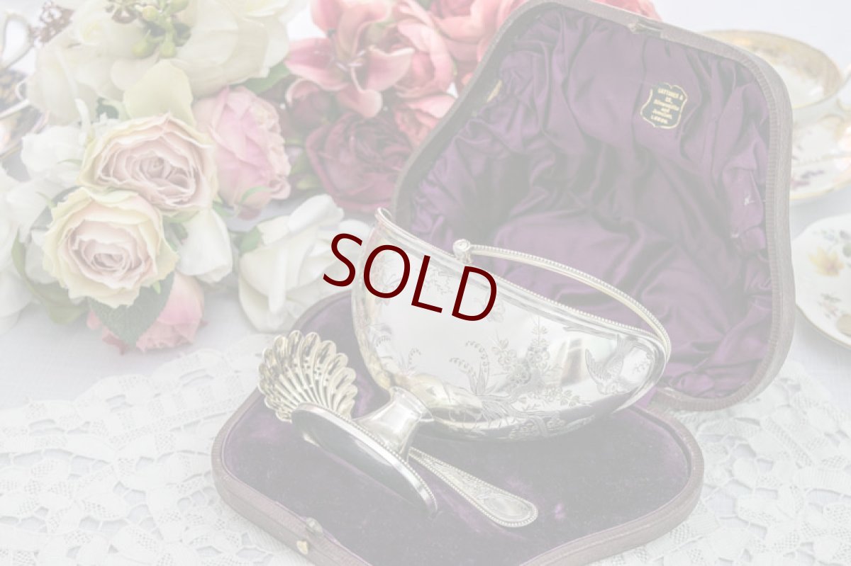 画像1: 純銀製（925）1880年 Martin, Hall & Co.  ハンドエングレービング　シュガーバスケット＆シュガーシフタースプーンセット (1)