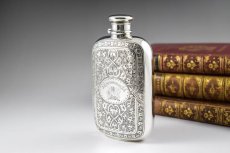 画像2: 純銀製（９２５）１８７９年　ハンドエングレーブド　ヒップフラスク (2)