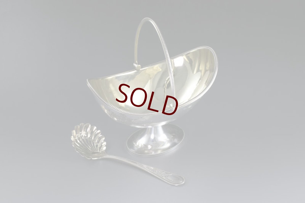 画像5: 純銀製（925）1880年 Martin, Hall & Co.  ハンドエングレービング　シュガーバスケット＆シュガーシフタースプーンセット (5)