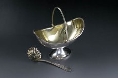 画像5: 純銀製（925）1880年 Martin, Hall & Co.  ハンドエングレービング　シュガーバスケット＆シュガーシフタースプーンセット (5)