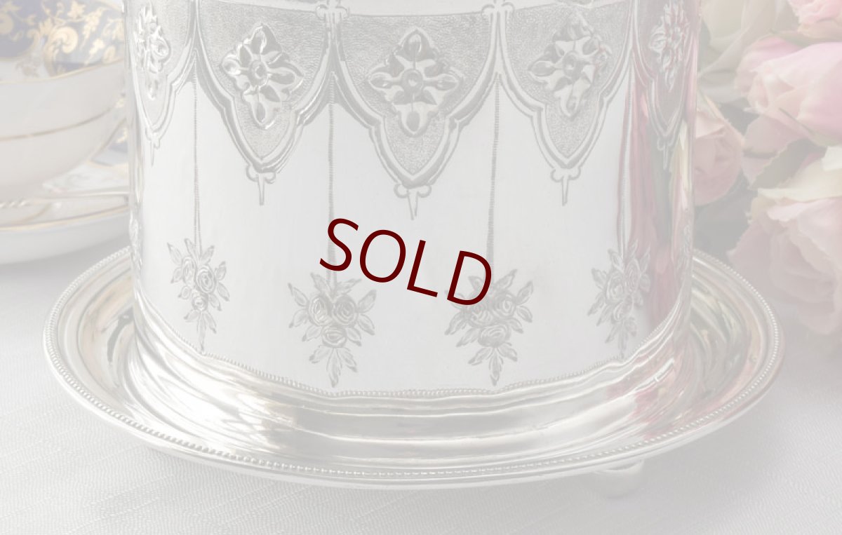 画像3: シルバープレート　ヴィクトリアン　薔薇のガーランド　ハンドチェイスド　ビスケットボックス (3)