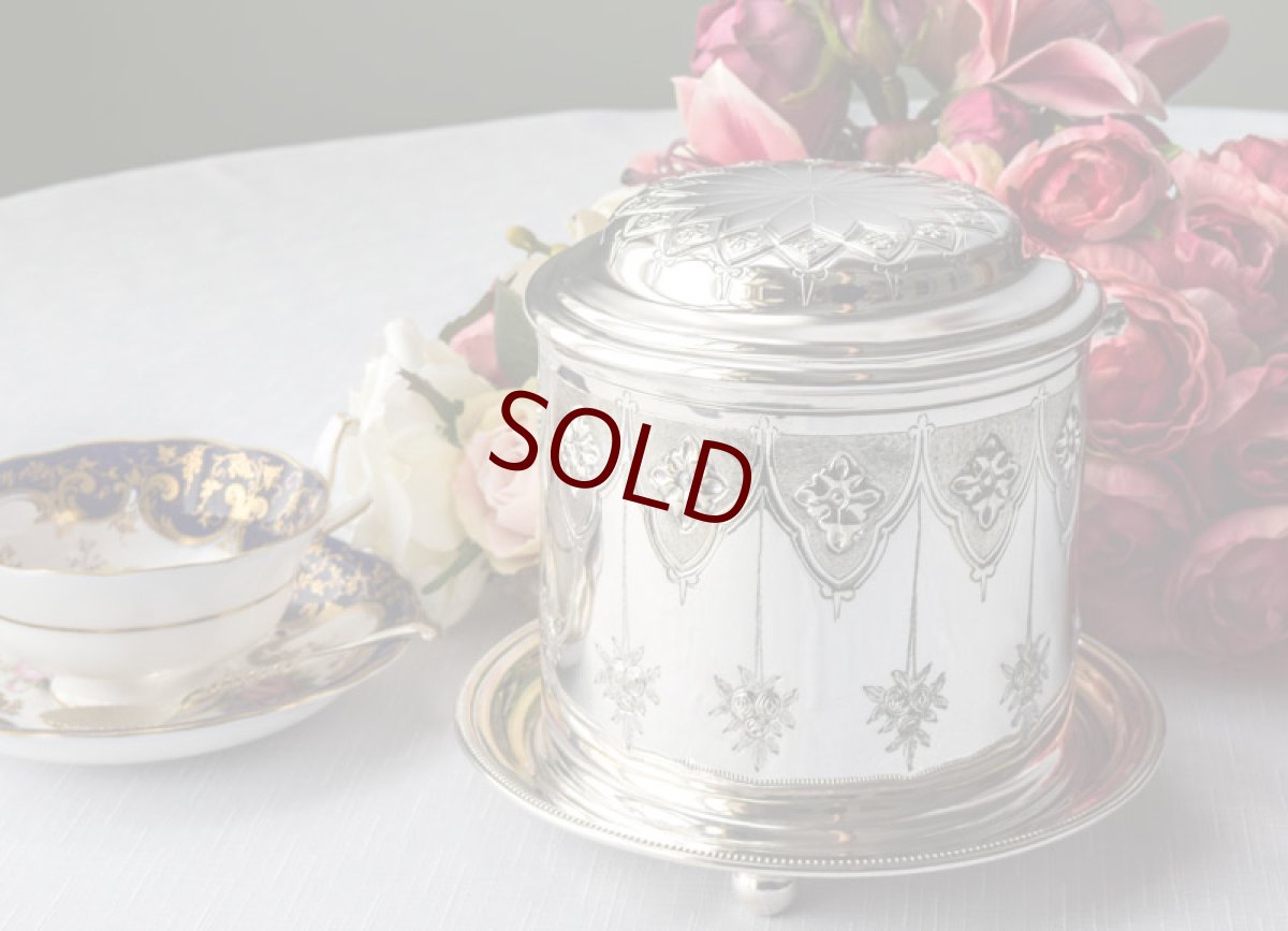 画像1: シルバープレート　ヴィクトリアン　薔薇のガーランド　ハンドチェイスド　ビスケットボックス (1)