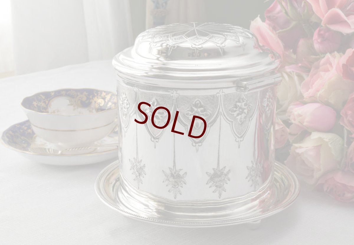 画像2: シルバープレート　ヴィクトリアン　薔薇のガーランド　ハンドチェイスド　ビスケットボックス (2)