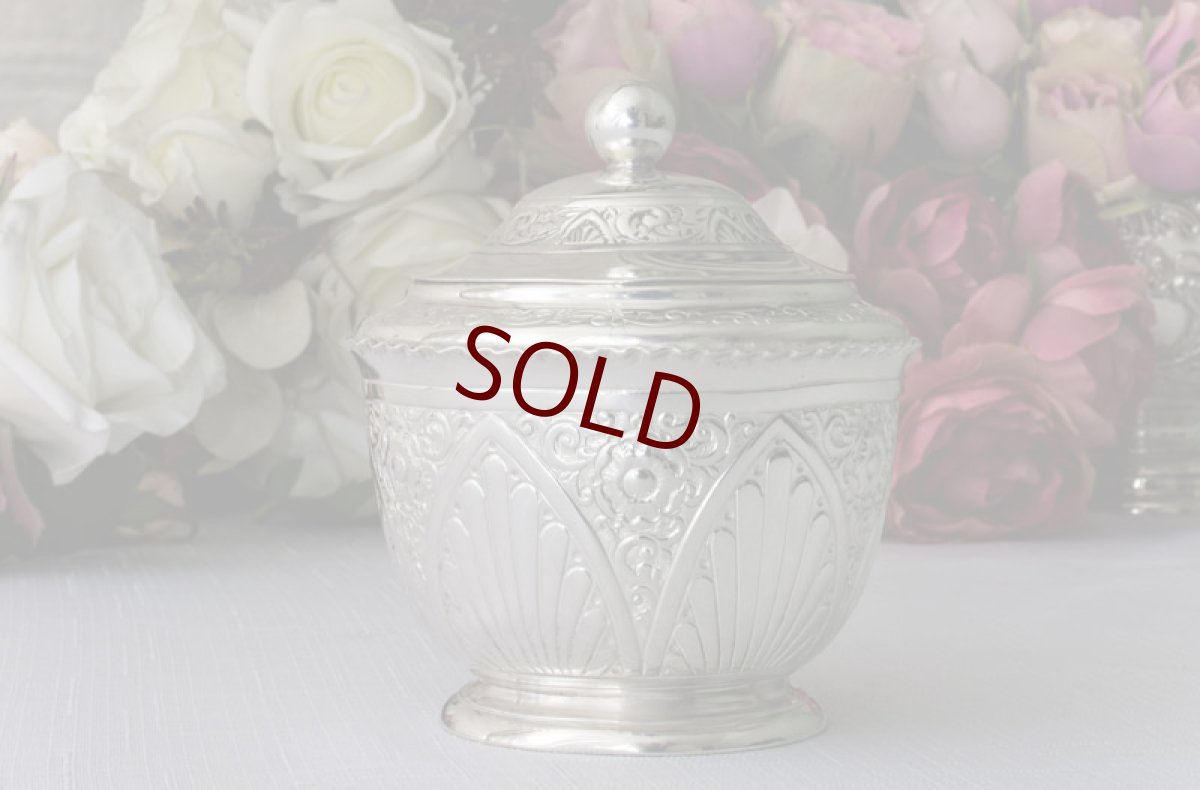 画像1: シルバープレート　1900年前後　お花とスクロールの打ち出し　ティーキャディー (1)