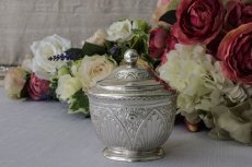 画像2: シルバープレート　1900年前後　お花とスクロールの打ち出し　ティーキャディー (2)