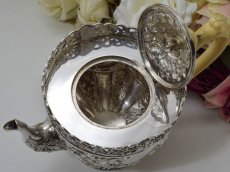 画像9: 純銀製（925）1895年　ハイヴィクトリアン/ロココスタイル　ハンドチェイシング　バッチェラーサイズ　ティー3点セット (9)