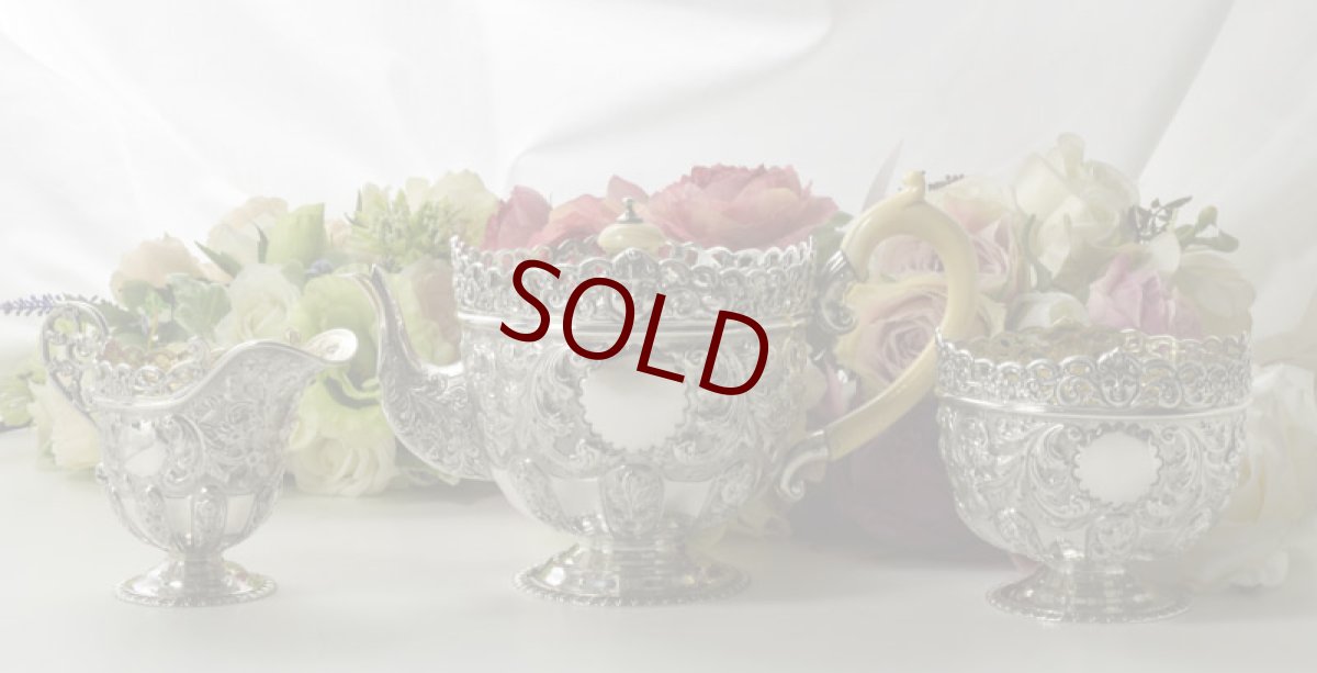 画像2: 純銀製（925）1895年　ハイヴィクトリアン/ロココスタイル　ハンドチェイシング　バッチェラーサイズ　ティー3点セット (2)