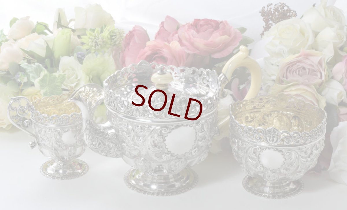 画像3: 純銀製（925）1895年　ハイヴィクトリアン/ロココスタイル　ハンドチェイシング　バッチェラーサイズ　ティー3点セット (3)