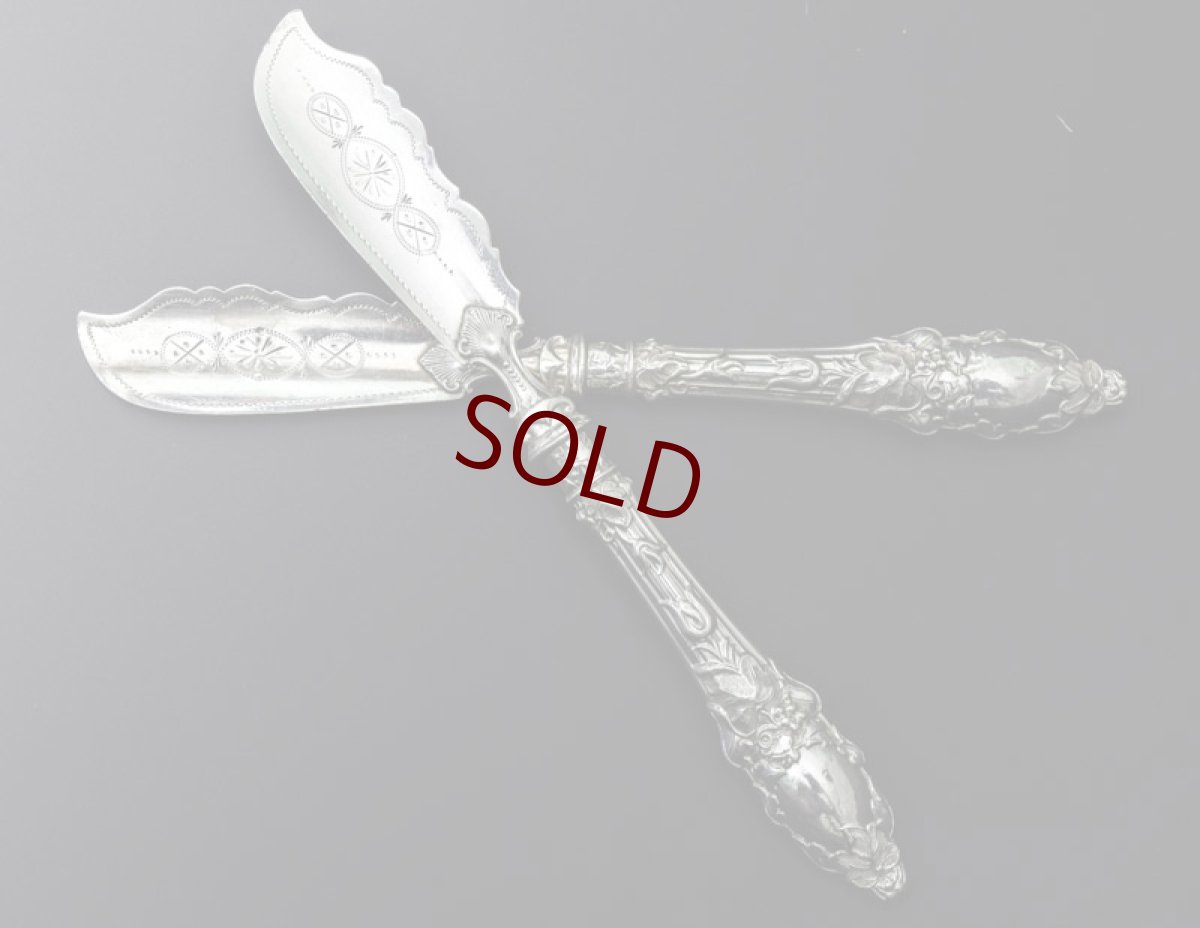 画像2: 純銀製（925）1875年 Martin, Hall & Co.  葡萄装飾　バターナイフ　ペアセット (2)