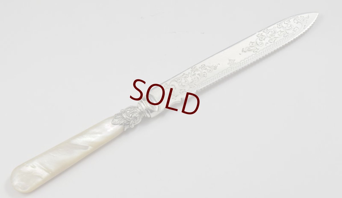 画像2: シルバープレート　白蝶貝ハンドル　手彫り美彫刻　ケーキナイフ (2)