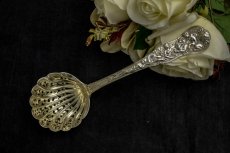 画像1: 純銀製（925）1879年　ローマンバカナリアン　デザイン　シュガーシフタースプーン (1)