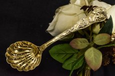 画像1: 純銀製（925）1895年　金鍍金　ローマンバカナリアン　デザイン　シュガーシフタースプーン (1)