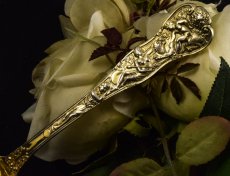 画像2: 純銀製（925）1895年　金鍍金　ローマンバカナリアン　デザイン　シュガーシフタースプーン (2)