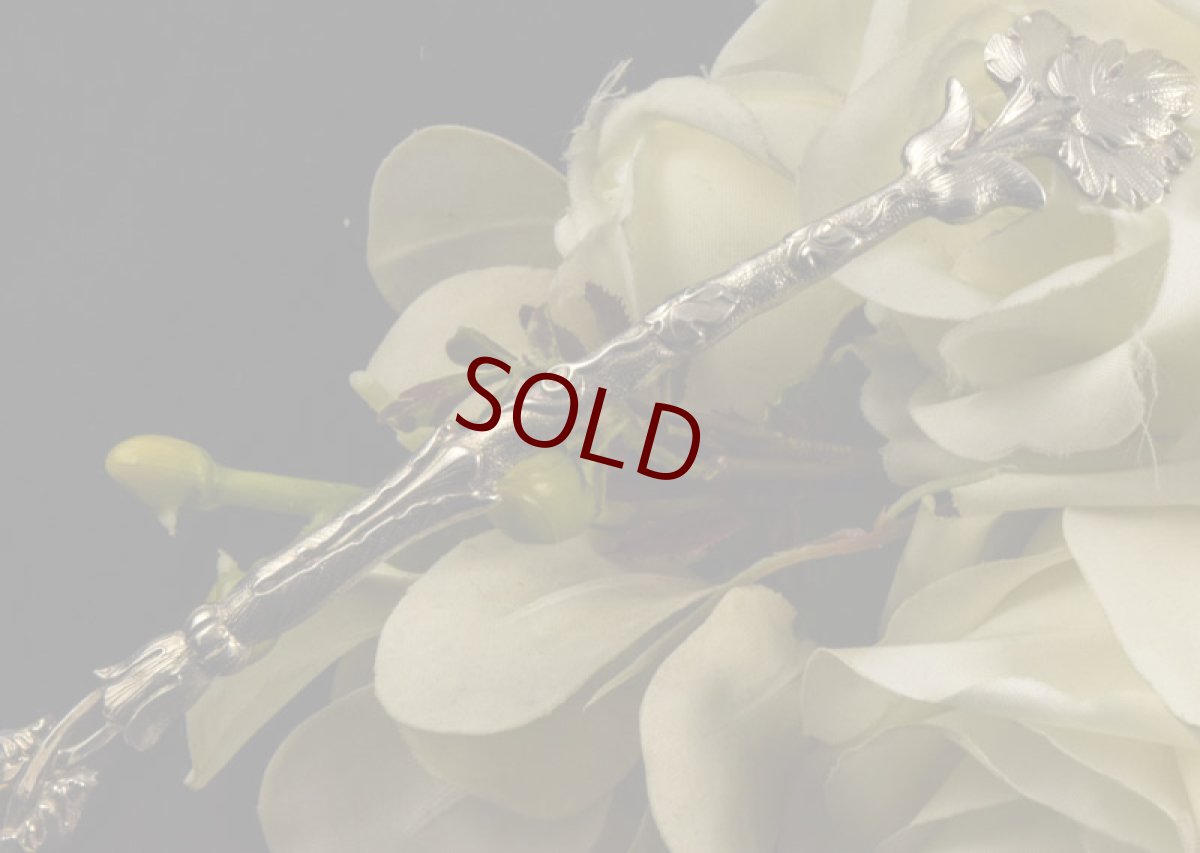 画像4: 純銀製（925）1853年葉模様のフィニアル　シュガーシフタースプーン (4)