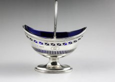 画像2: 純銀製（９２５）透かし細工　シュガーバスケット　＆　シフタースプーン　ケース入り (2)