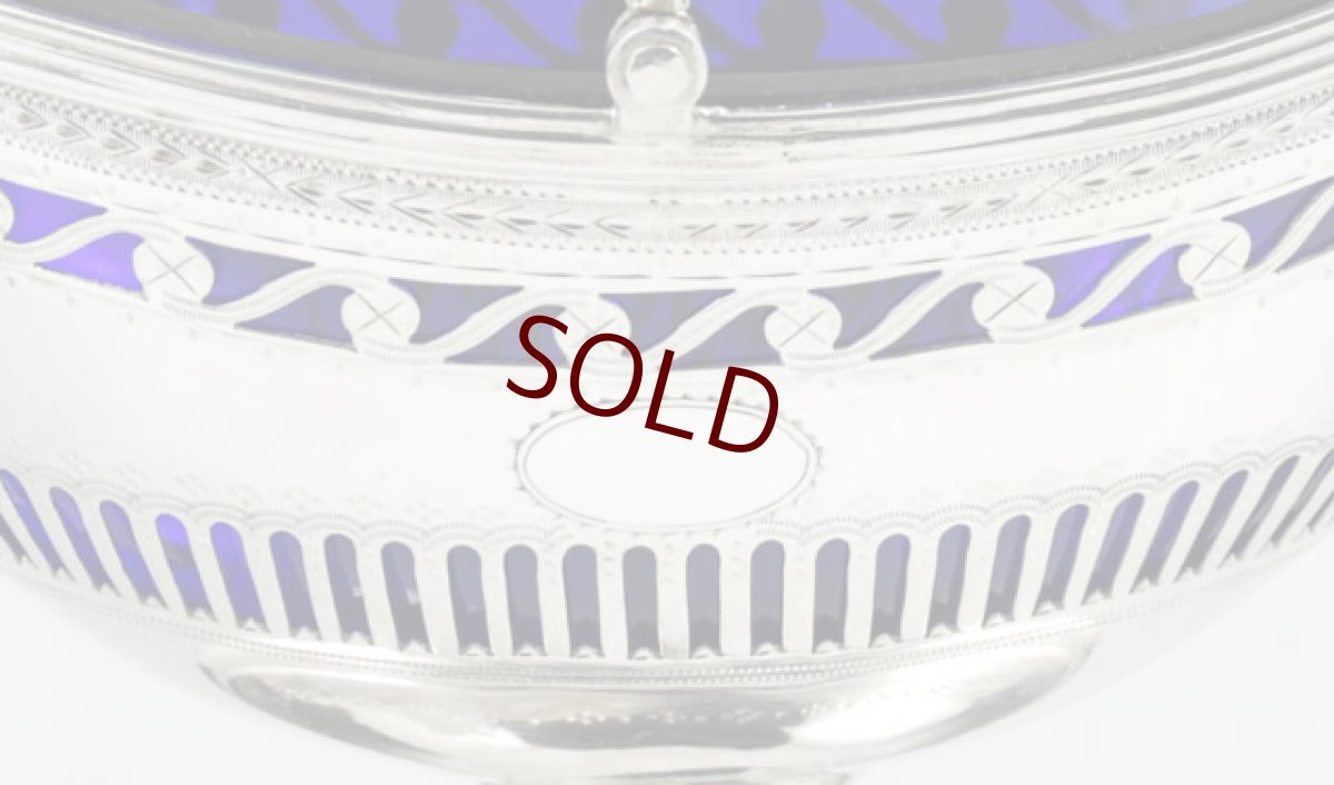 画像4: 純銀製（９２５）透かし細工　シュガーバスケット　＆　シフタースプーン　ケース入り (4)