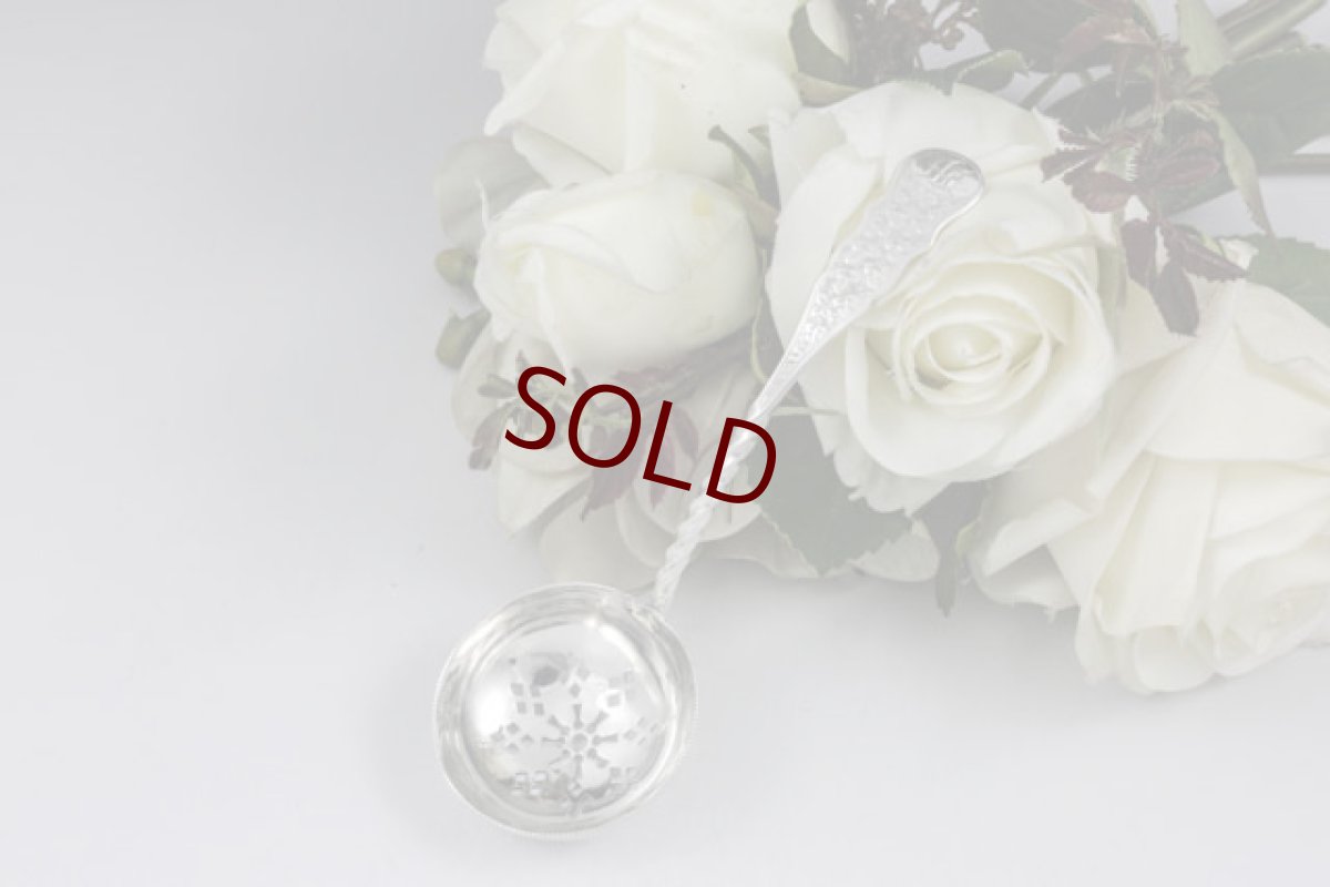 画像8: 純銀製（９２５）透かし細工　シュガーバスケット　＆　シフタースプーン　ケース入り (8)