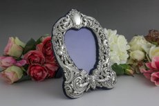 画像2: 純銀製（925 ）1901年 ロココスタイル エンボシング彫刻 透かし細工 フォトフレーム (2)