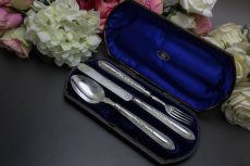 画像1: 純銀製(925) 187５年　Martin, Hall & Co. お花の彫刻　クリスニング３点セット (1)