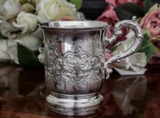 画像1: 純銀製（925）1861年 スクロールのハンドチェイシング　白鳥の羽のハンドルゴージャスなチャイルドカップ (1)