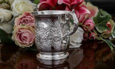 画像2: 純銀製（925）1861年 スクロールのハンドチェイシング　白鳥の羽のハンドルゴージャスなチャイルドカップ (2)