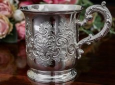 画像4: 純銀製（925）1861年 スクロールのハンドチェイシング　白鳥の羽のハンドルゴージャスなチャイルドカップ (4)