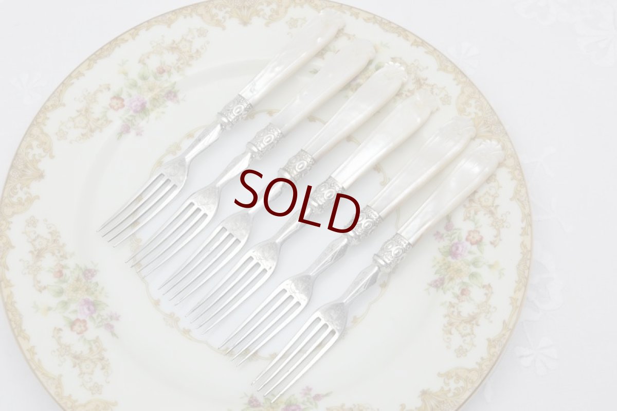 画像12: クロースプレート製　ヴィクトリア時代中期　 美手彫り　白蝶貝ハンドル　デザートカトラリー12組セット (12)