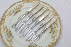 画像12: クロースプレート製　ヴィクトリア時代中期　 美手彫り　白蝶貝ハンドル　デザートカトラリー12組セット (12)