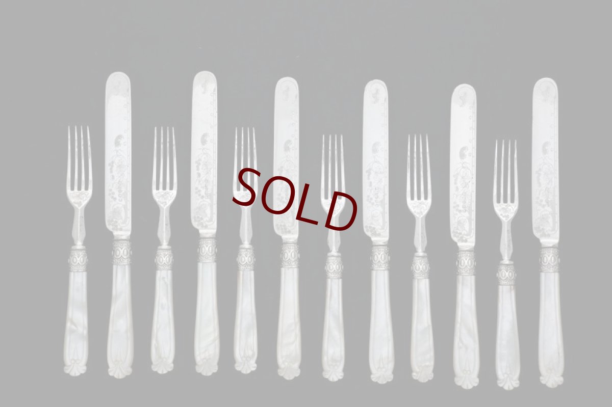 画像2: クロースプレート製　ヴィクトリア時代中期　 美手彫り　白蝶貝ハンドル　デザートカトラリー12組セット (2)