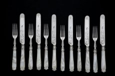 画像2: クロースプレート製　ヴィクトリア時代中期　 美手彫り　白蝶貝ハンドル　デザートカトラリー12組セット (2)