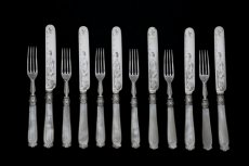 画像3: クロースプレート製　ヴィクトリア時代中期　 美手彫り　白蝶貝ハンドル　デザートカトラリー12組セット (3)