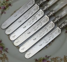 ナイフの先のエッジにプレートのロスのあるものがございます。