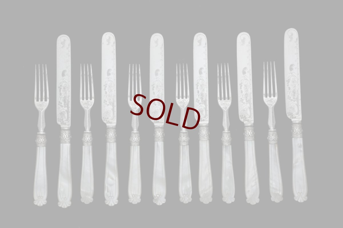 画像4: クロースプレート製　ヴィクトリア時代中期　 美手彫り　白蝶貝ハンドル　デザートカトラリー12組セット (4)