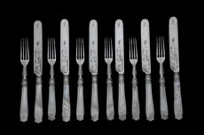 画像4: クロースプレート製　ヴィクトリア時代中期　 美手彫り　白蝶貝ハンドル　デザートカトラリー12組セット (4)