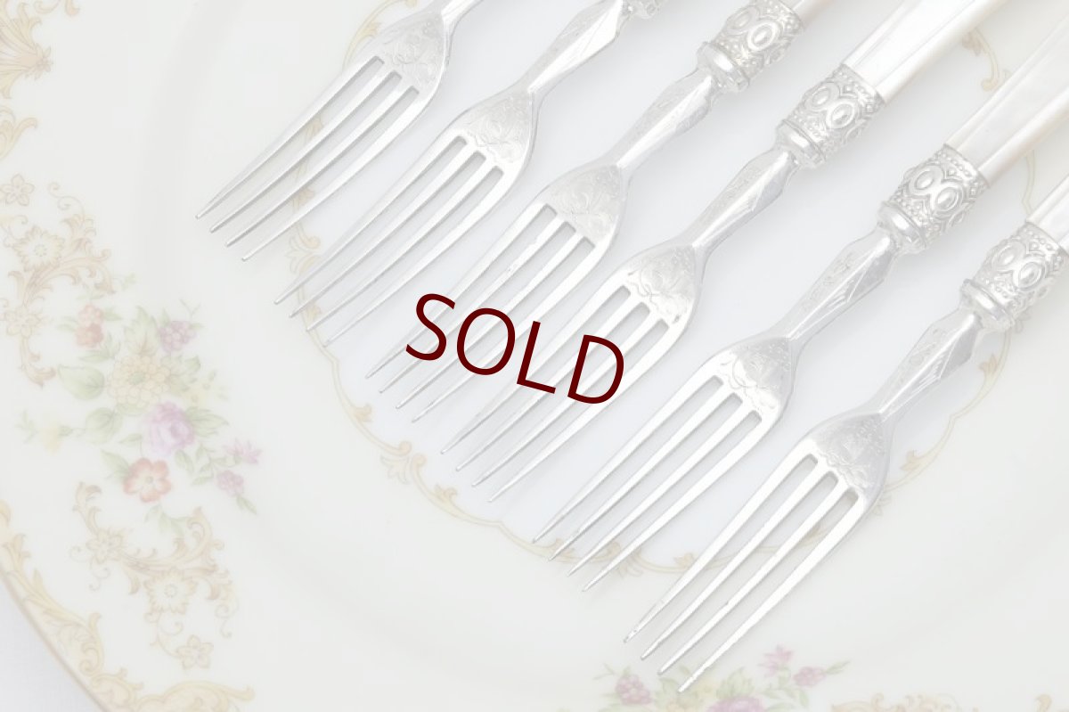 ほんの少々の当たりキズのあるものがございます。