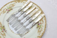 画像15: クロースプレート製　ヴィクトリア時代中期　 美手彫り　白蝶貝ハンドル　デザートカトラリー12組セット (15)