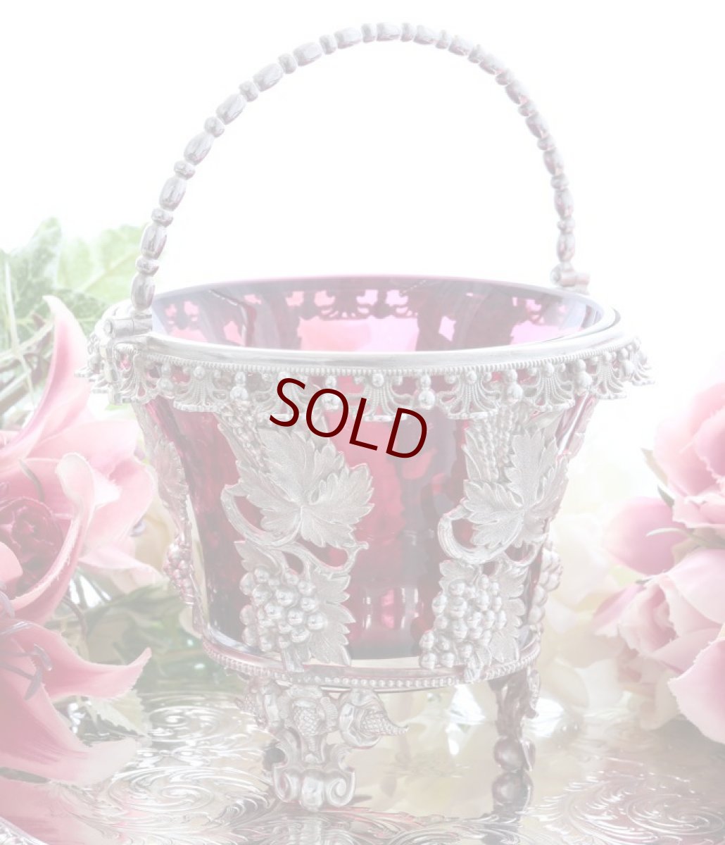 画像2: シルバープレート製　特級　美装飾　葡萄と葉のクランベリーグラス　シュガーバスケット (2)