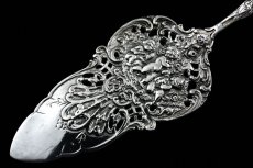 画像2: 純銀製（800）　1900年前後　ドイツ製　ロココ風　透かし細工　エンジェルと薔薇　ケーキサーバー  (2)